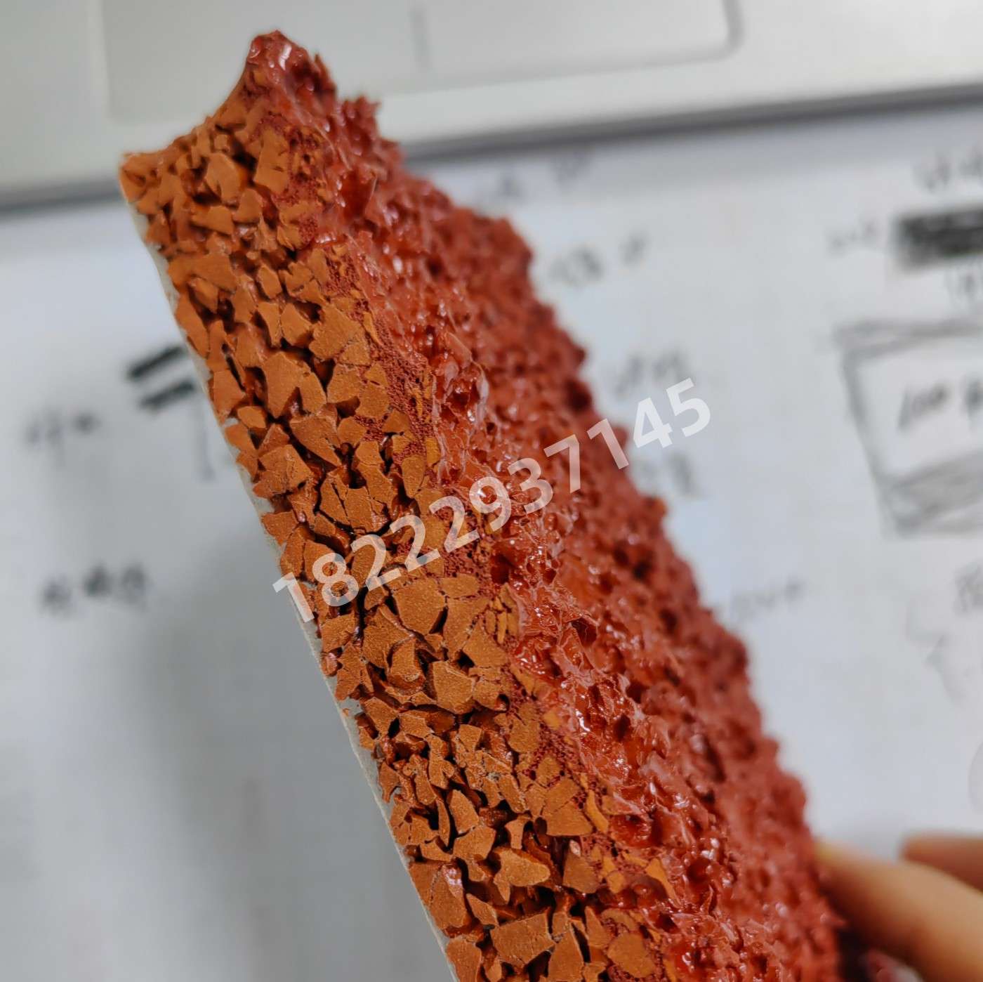 推动塑胶跑道施工过程透明化，建立材料溯源机制